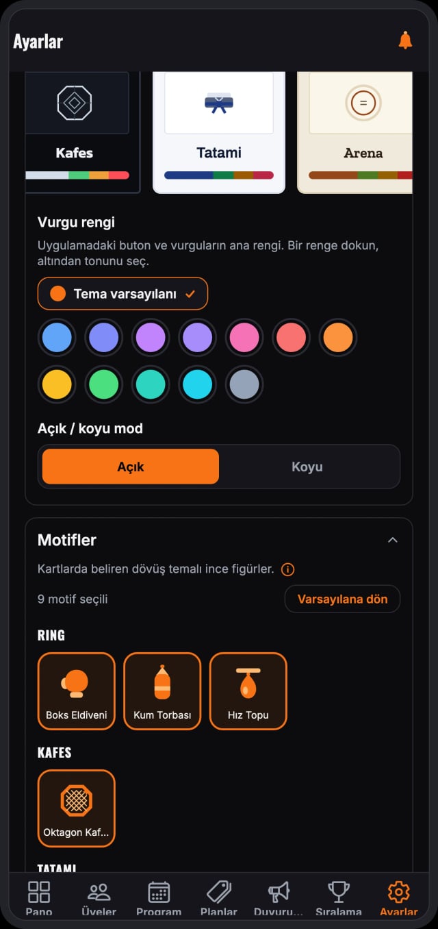 Uygulamanın ayarlar ekranı: salon teması seçimi, vurgu rengi, açık/koyu mod ve dövüş temalı motifler.